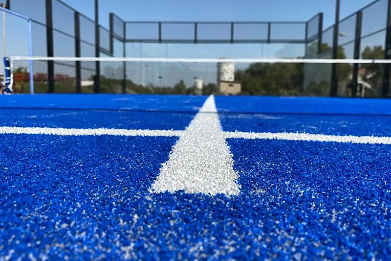 Campo da padel con manto sintetico blu