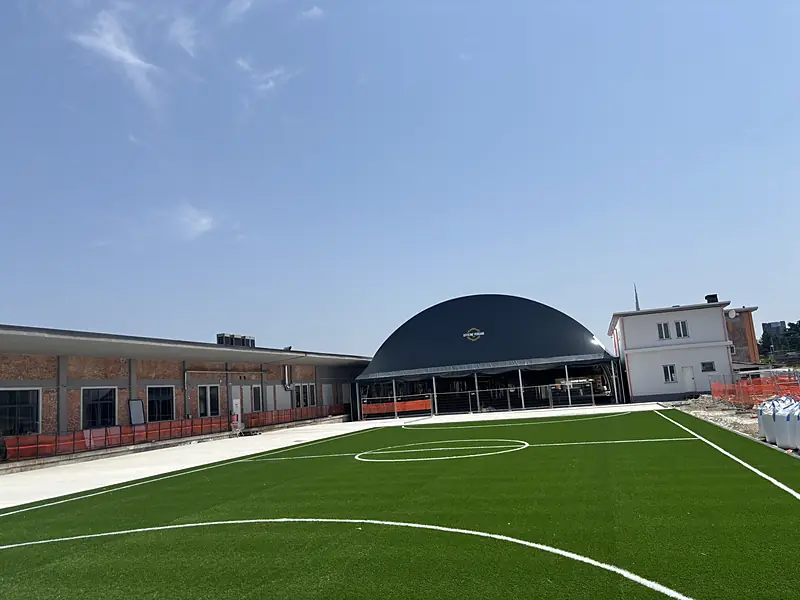 Campo da calcio in erba sintetica appena consegnato