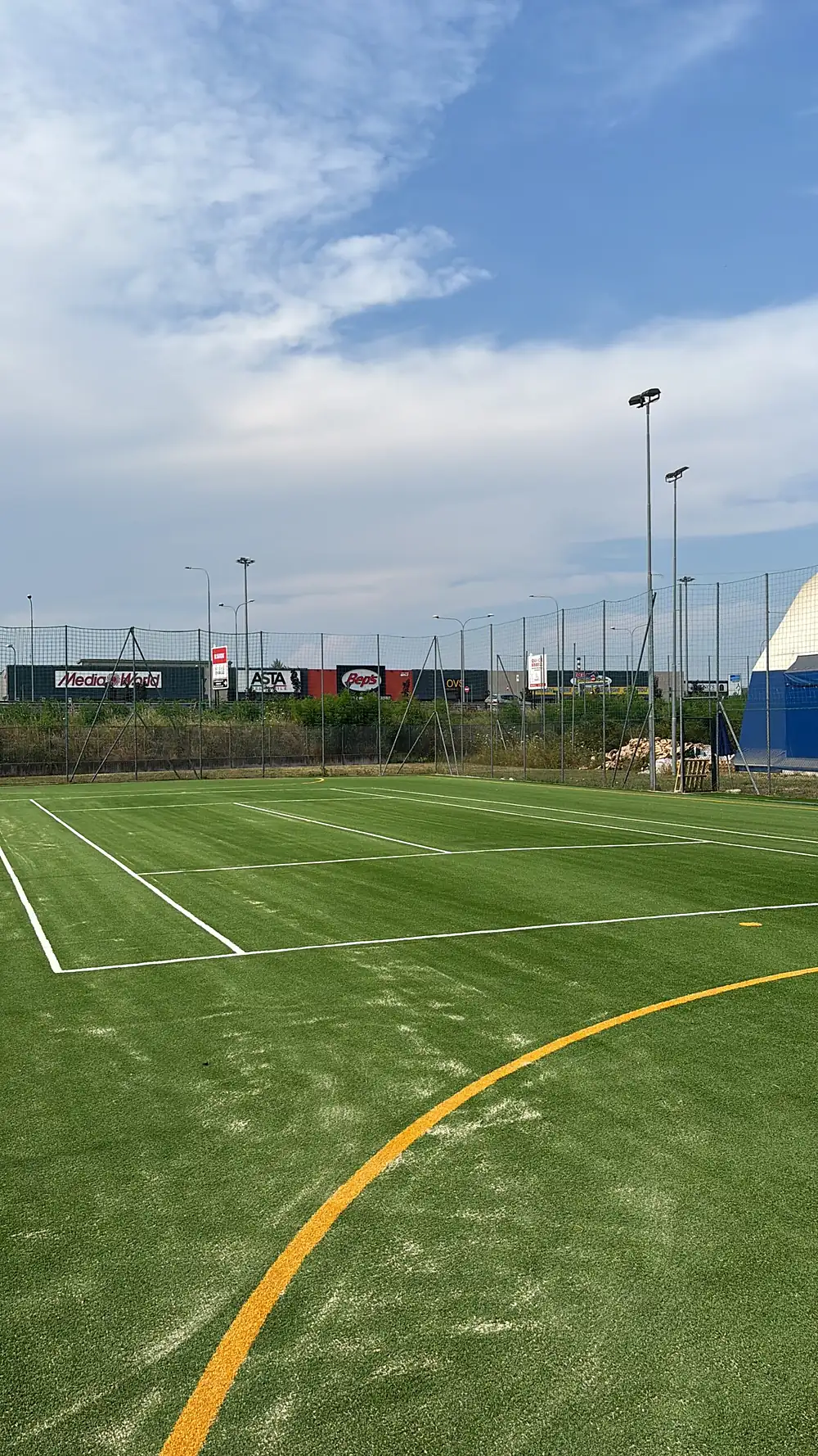 Campo in erba sintetica con riga di gioco gialla