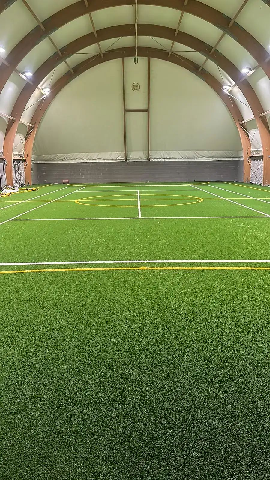 Campo indoor in erba sintetica sotto struttura ad arco