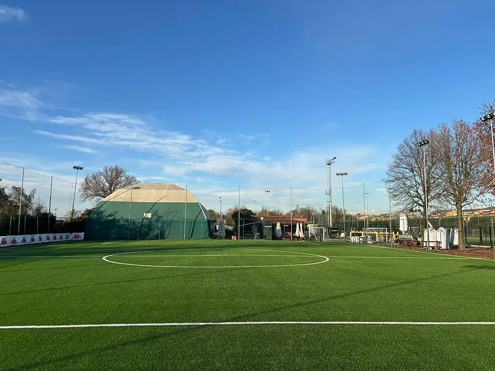 Campo polivalente tennis e calcetto in erba sintetica realizzato a Mozzo, Bergamo