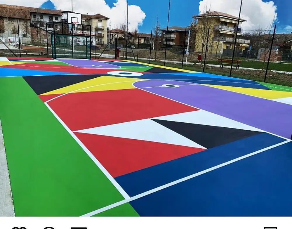 Campo multisport con superficie colorata